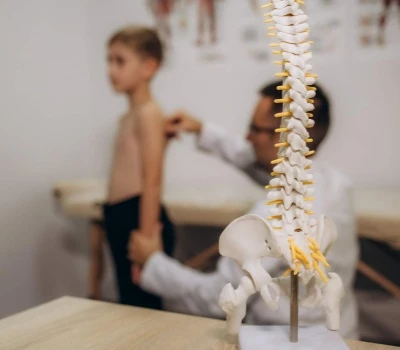 “My Daughter‘s Curved Spine Went Unnoticed For Two Years — Here’s What Every Parent And Chiroprac...